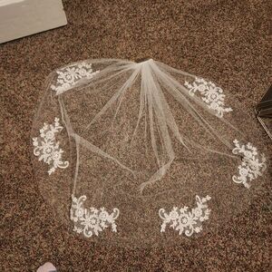 Short lace off white veil